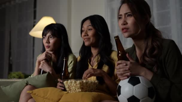 假日4K解像度的概念 一群亚洲妇女在家里一起观看一场足球赛 有趣和令人兴奋的休闲活动 — 图库视频影像