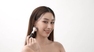 4k Çözünürlük 'ün güzellik konsepti. Asyalı kızlar yanaklarını pudra temeli ile fırçalıyorlar..