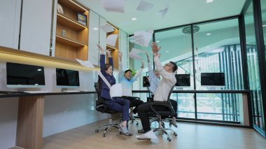 4k Kararlılığın iş konsepti. Asyalı genç iş adamları grubu ofiste toplantı yapıyor. Sıradan iş planı.