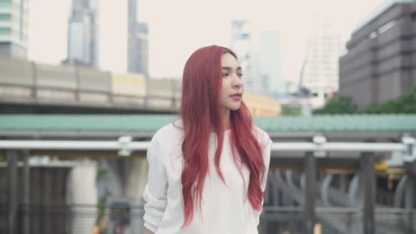 Concepto Vacaciones Resolución Mujer Asiática Caminando Por Ciudad Moda Chica — Vídeos de Stock