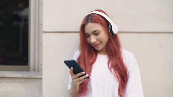 Holiday Concept Resolution Asian Women Listening Music City Teenage Girl — Stock Video