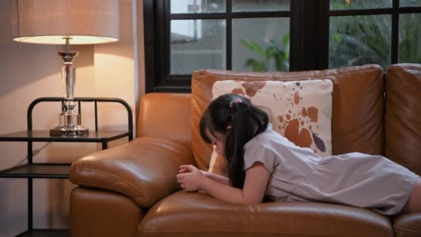 Tatil Konsepti Çözünürlük Asyalı Kız Oturma Odasında Telefonla Oynuyor — Stok video