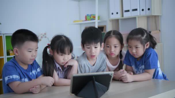 Educatief Concept Van Resolutie Kleuterleidster Onderwijs Kinderen Met Behulp Van — Stockvideo
