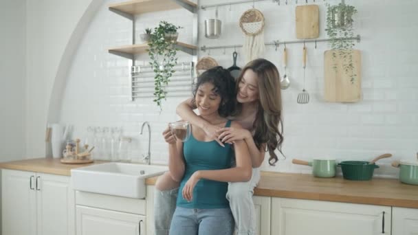 假日4K解像度的概念 亚洲女人在厨房里一起喝咖啡年轻女性之间有一种相互的同性恋关系 — 图库视频影像