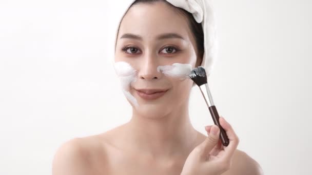 Concept Spa Résolution Femme Asiatique Appliquant Crème Faciale Dans Chambre — Video
