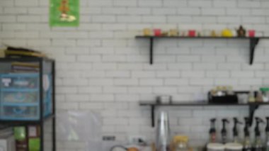 Kafe konsepti 4k Kararlılık. Asyalı bir kadın dükkanda güvenle kollarını kavuşturuyor..