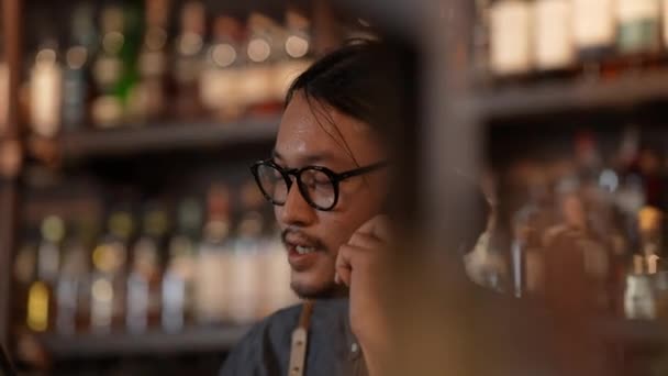 Night Club Concept Resolution Bartender Taking Orders Customers Phone Restaurant — Αρχείο Βίντεο