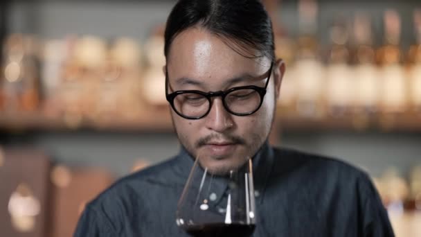 Nachtclub Konzept Von Auflösung Asiatischer Mann Bei Einer Weinprobe Einem — Stockvideo