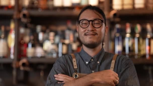 Koncept Nočního Klubu Resolution Asijský Barman Usmívá Důvěrou Obchod Skupina — Stock video