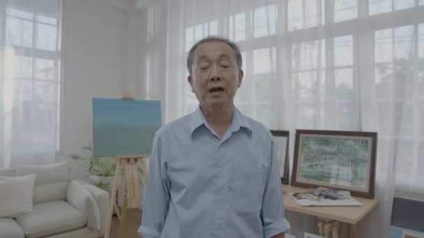 4K解像度のアーティストコンセプト アジアの男性アーティストがリビングルームアートの作り方を説明します — ストック動画