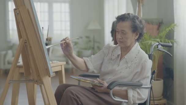 Καλλιτεχνική Έννοια Του Ανάλυση Ασιάτισσα Ζωγραφίζει Στο Σαλόνι Καλλιτέχνης Δημιουργεί — Αρχείο Βίντεο