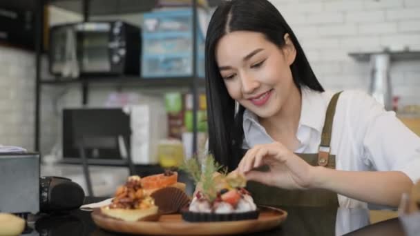 Coffeeshop Konzept Der Auflösung Asiatische Mädchen Dekorieren Kuchen Geschäften — Stockvideo