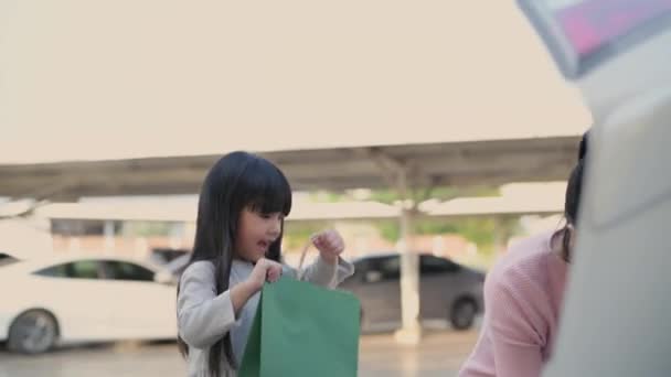 Conceptos Compras Resolución Asiática Madre Hija Embalaje Coche — Vídeos de Stock