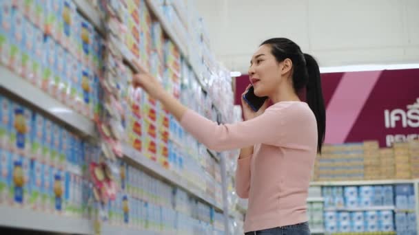 Шопинговые Концепции Resolution Азиатская Женщина Делает Покупки Магазине — стоковое видео