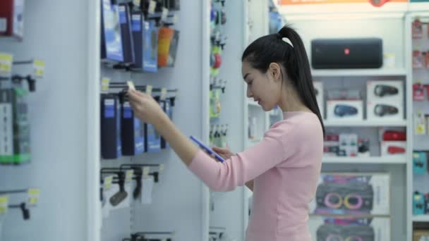 대한민국의 보물제 지정되어 아시아 여성들 쇼핑몰에서 물건을 고르다 — 비디오