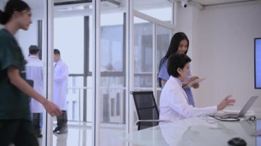 4k çözünürlüğünün tıbbi kavramları. Doktorlar hastanede birlikte çalışmakla meşguller..