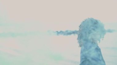 Tatil konsepti 4k Çözünürlük. Asyalı kadınlar kumsalda havai fişek oynarken eğleniyorlar..