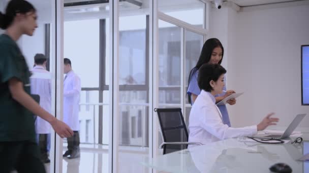 Lékařské Pojmy Rozlišení Doktoři Jsou Zaneprázdněni Prací Nemocnici — Stock video