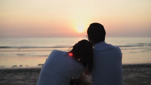 Tourism Concepts Resolution Silhouette Asian Couple Relaxing Beach — 비디오