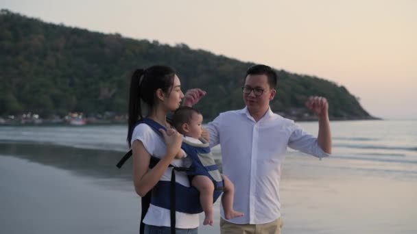 4K解像度の観光コンセプト 親はビーチで赤ちゃんと遊ぶ — ストック動画