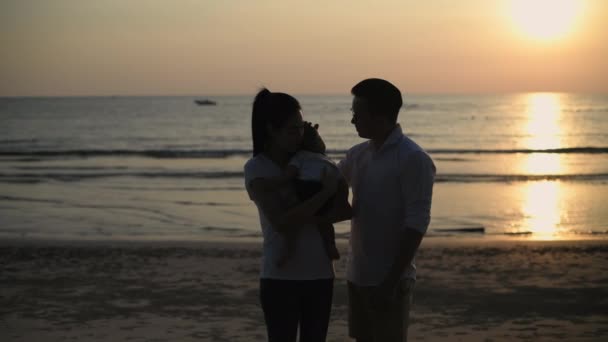 Tourism Concepts Resolution Silhouette Asian Family Relaxing Beach — Vídeos de Stock
