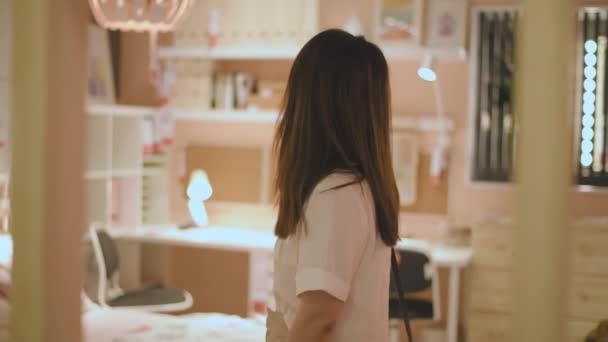 Alışveriş Konsepti Çözünürlük Aksesuarları Dükkanında Mobilyalara Bakan Asyalı Kadın — Stok video