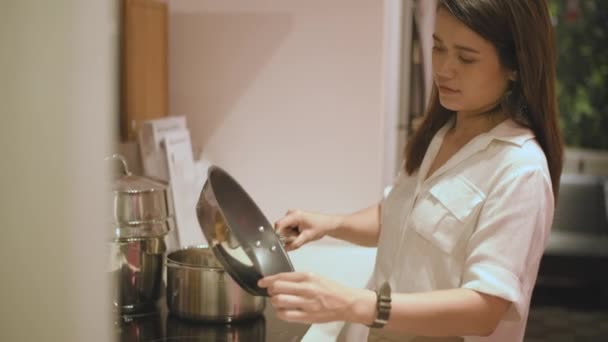 4K解像度的购物概念 亚洲妇女正在百货商店里购买厨房用具 — 图库视频影像