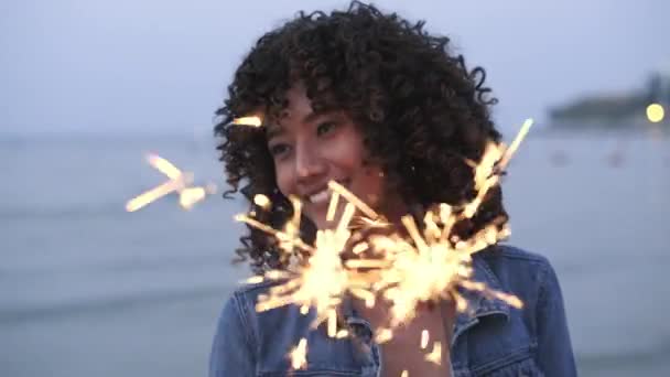 Conceptul Vacanță Rezoluție Asiatice Femei Având Distracție Joc Artificii Plajă — Videoclip de stoc