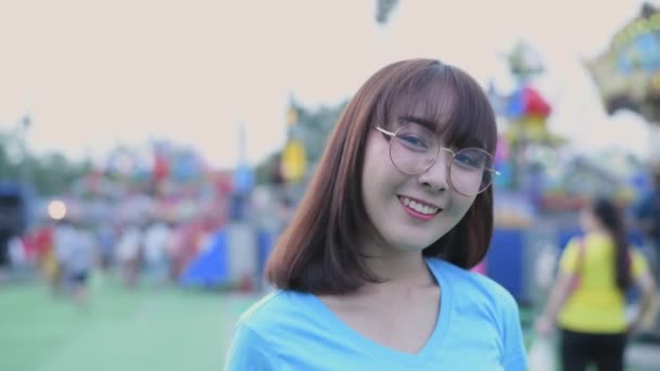 Концепція Туризму Resolution Жінка Азії Оглядається Навколо Парку Розваг — стокове відео