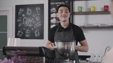 Kafe konsepti 4k Kararlılık. Kahveci dükkandaki müşterilere kahve kupaları dağıtıyor..