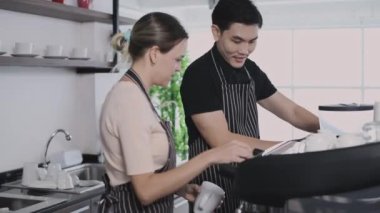 Kafe konsepti 4k Kararlılık. Bir kafede birlikte çalışan çalışanlar..