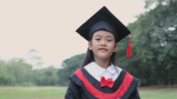 4K分辨率的教育概念 亚洲女孩在毕业典礼上快乐地跳舞 — 图库视频影像
