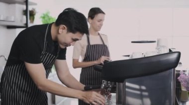 Kafe konsepti 4k Kararlılık. Kahveci dükkandaki makineyle kahve yapıyor..