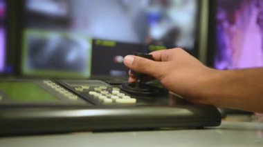 Güvenlik konsepti 4k Çözünürlük. Memurlar güvenlik kameralarını izliyor..