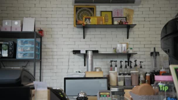 Barista Resolution的概念 店主对咖啡店充满自信地微笑着 — 图库视频影像