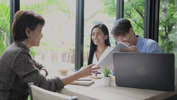 Business Concept Resolution Asian Businessman Meeting Customers Coffee Shop Casual — Stock videók