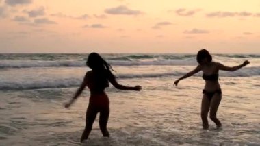 Tatil konsepti 4k Çözünürlük. Kız plajda lastik yüzük çalarken eğleniyor..