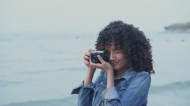 Tatil konsepti 4k Çözünürlük. Sahile bakan Asyalı bir kadın..