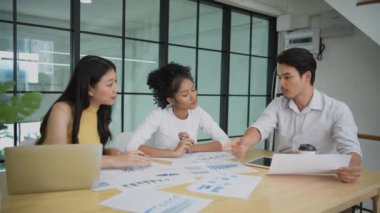 4k Kararlılığın iş konsepti. Asyalı genç iş adamları grubu ofiste toplantı yapıyor. Sıradan iş planı.