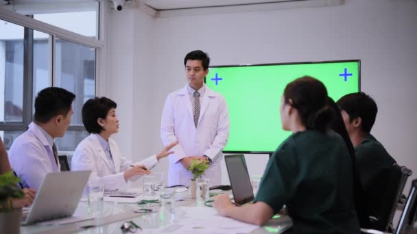 Medical Concepts Resolution Doctor Explaining Meeting Previewing Green Screen — Stockvideo