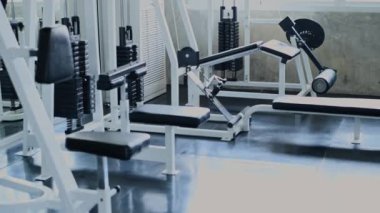 Fitness konsepti 4k Çözünürlük. Spor salonundaki çeşitli egzersiz ekipmanlarına bakıyorum..