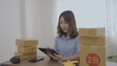 4k Kararlılığın iş konsepti. Çalışanlar müşteri siparişlerini kontrol etmek için bilgisayar kullanıyorlar.