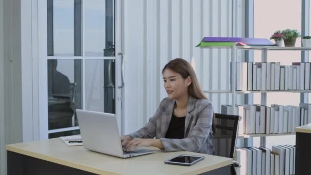 Business Concept Resolution Asian Woman Working Using Laptop Office — Vídeo de Stock