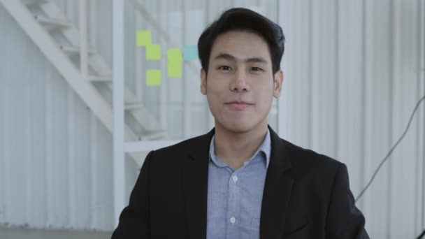 Kararlılığın Konsepti Genç Asyalı Işadamı Ofiste Röportaj Veriyor — Stok video