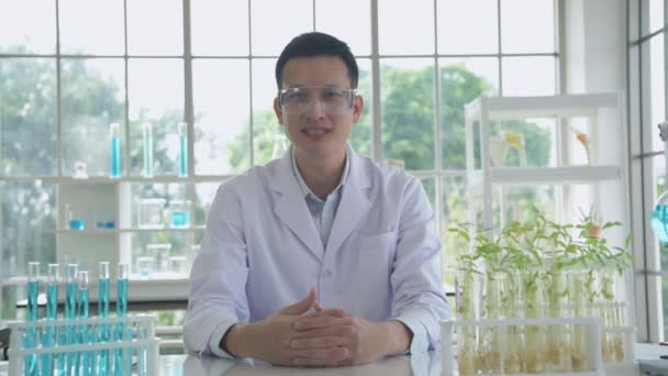 Research Concept Resolution Asian Scientists Describing Plant Growth Observations Laboratory — Stockvideo
