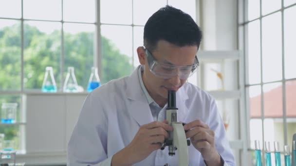 Onderzoeksconcept Van Resolutie Aziatische Wetenschappers Onderzoeken Anomalie Met Een Microscoop — Stockvideo