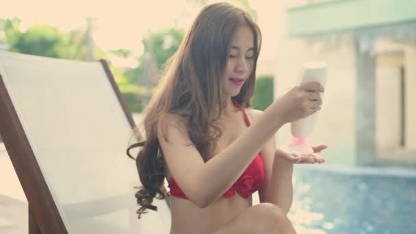 Concepto Vacaciones Resolución Mujer Asiática Bikini Aplicando Protector Solar Junto — Vídeo de stock