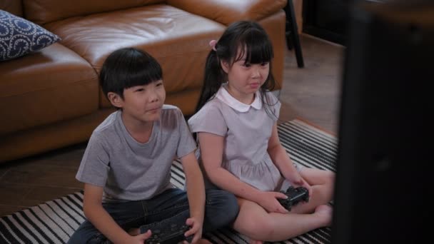 Οικογενειακή Αντίληψη Του Resolution Παιδιά Διασκεδάζουν Παίζοντας Παιχνίδια Μαζί Στο — Αρχείο Βίντεο