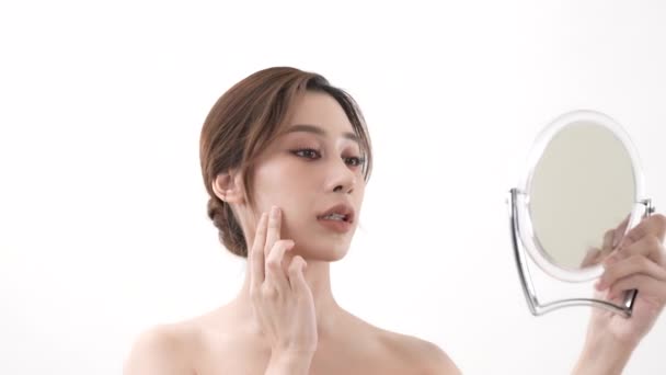 Концепция Красоты Resolution Азиатская Девушка Трогает Свое Лицо Белом Фоне — стоковое видео