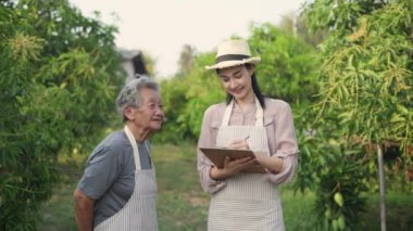 4k Kararlılığın Tarım Konsepti. Teyzem yeğenine bahçe yapmayı öğretiyor..